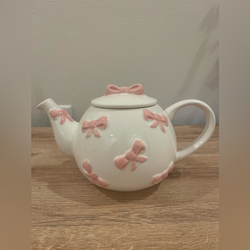 Bow teapot